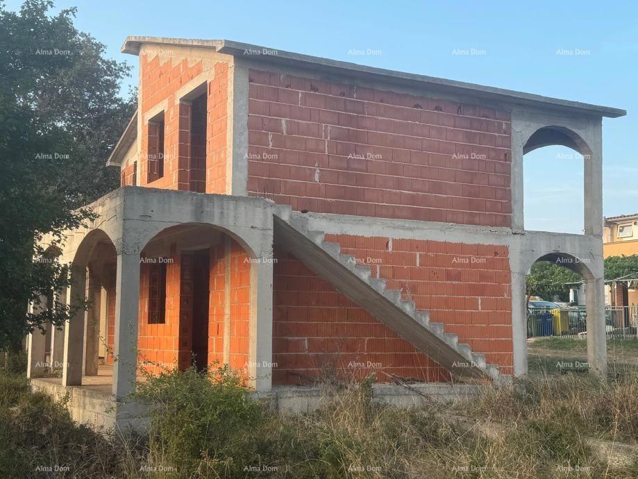 In vendita casa con appartamenti in fase ROH-BAU – Medulin