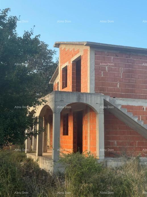 In vendita casa con appartamenti in fase ROH-BAU – Medulin