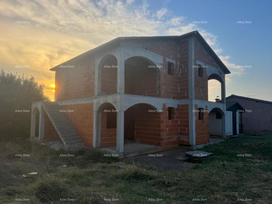 In vendita casa con appartamenti in fase ROH-BAU – Medulin