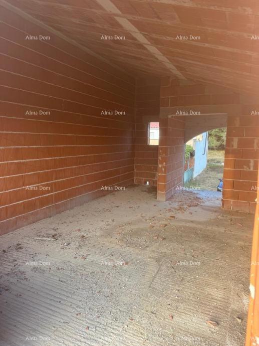 In vendita casa con appartamenti in fase ROH-BAU – Medulin