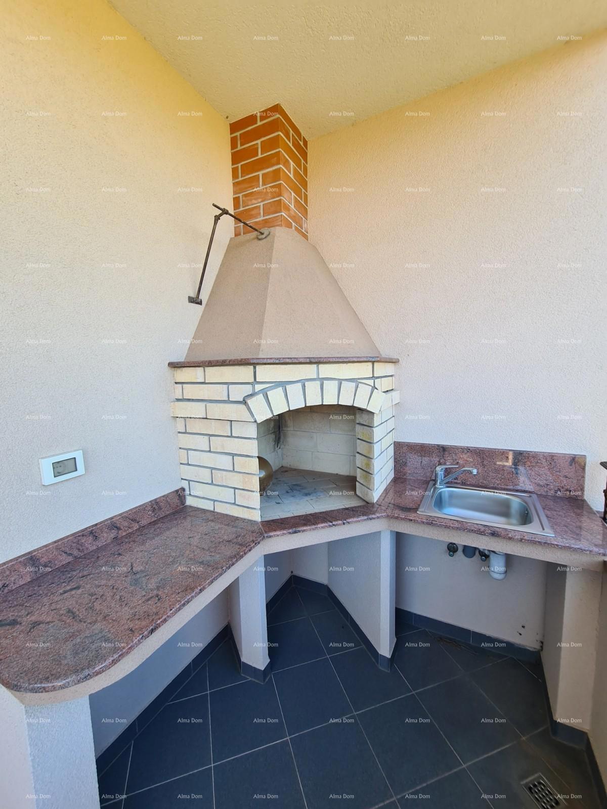 Appartamento su tre piani con terrazza sul tetto! A 100 metri dal mare.