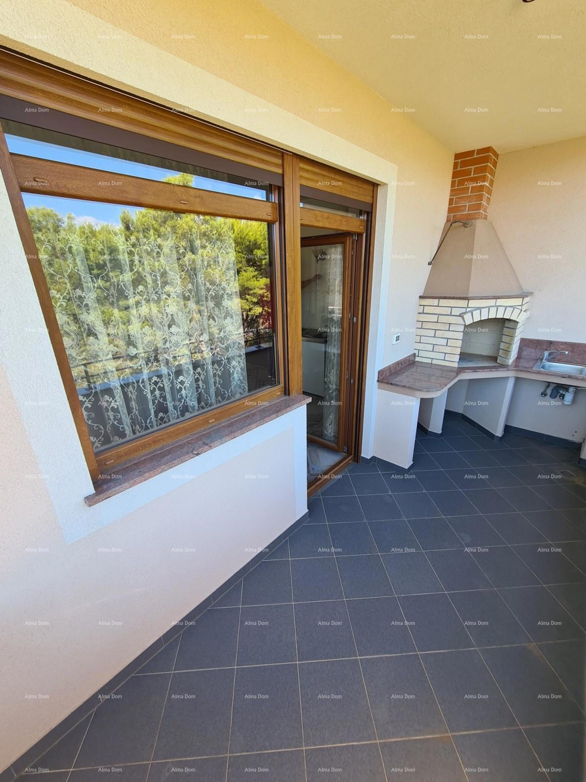 Appartamento su tre piani con terrazza sul tetto! A 100 metri dal mare.