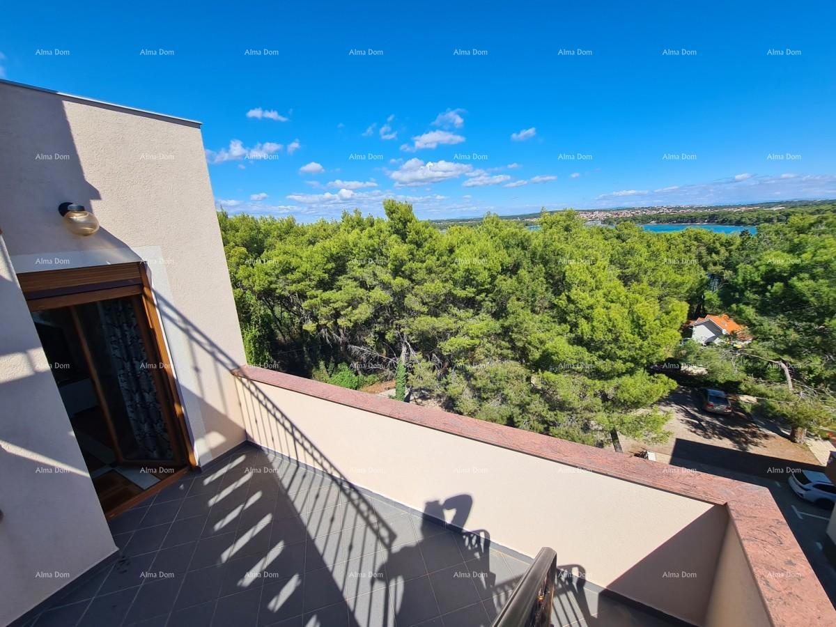 Appartamento su tre piani con terrazza sul tetto! A 100 metri dal mare.