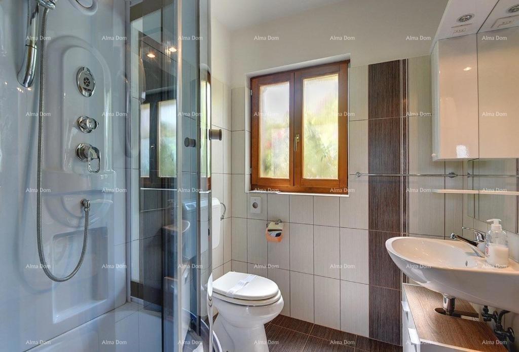 È in vendita una bellissima villa con piscina vicino a Pisino