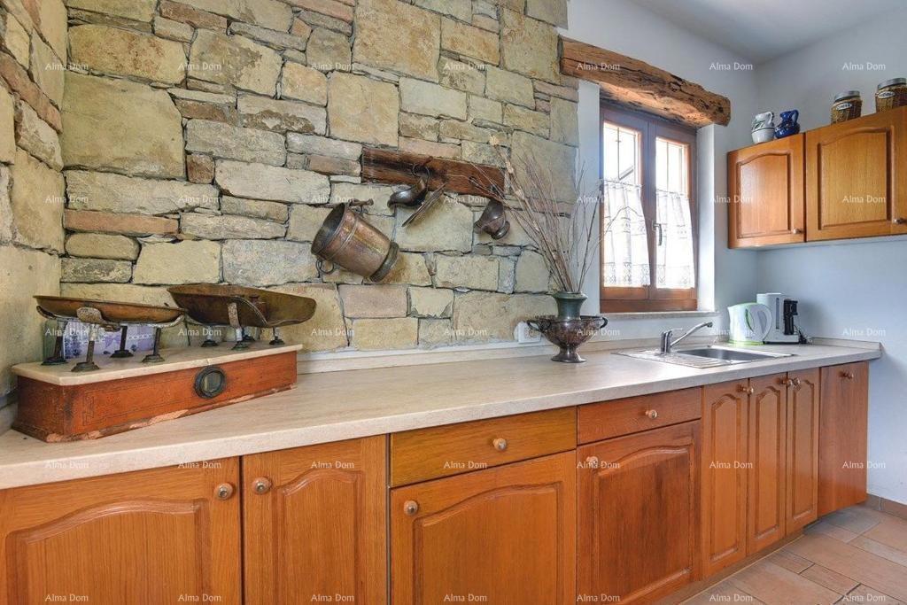 È in vendita una bellissima villa con piscina vicino a Pisino