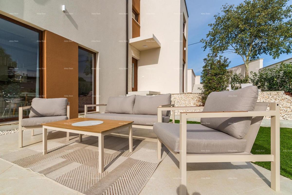 Moderna bifamiliare con piscina nella tranquilla Svetvinčento, ideale per vacanze o affitto!