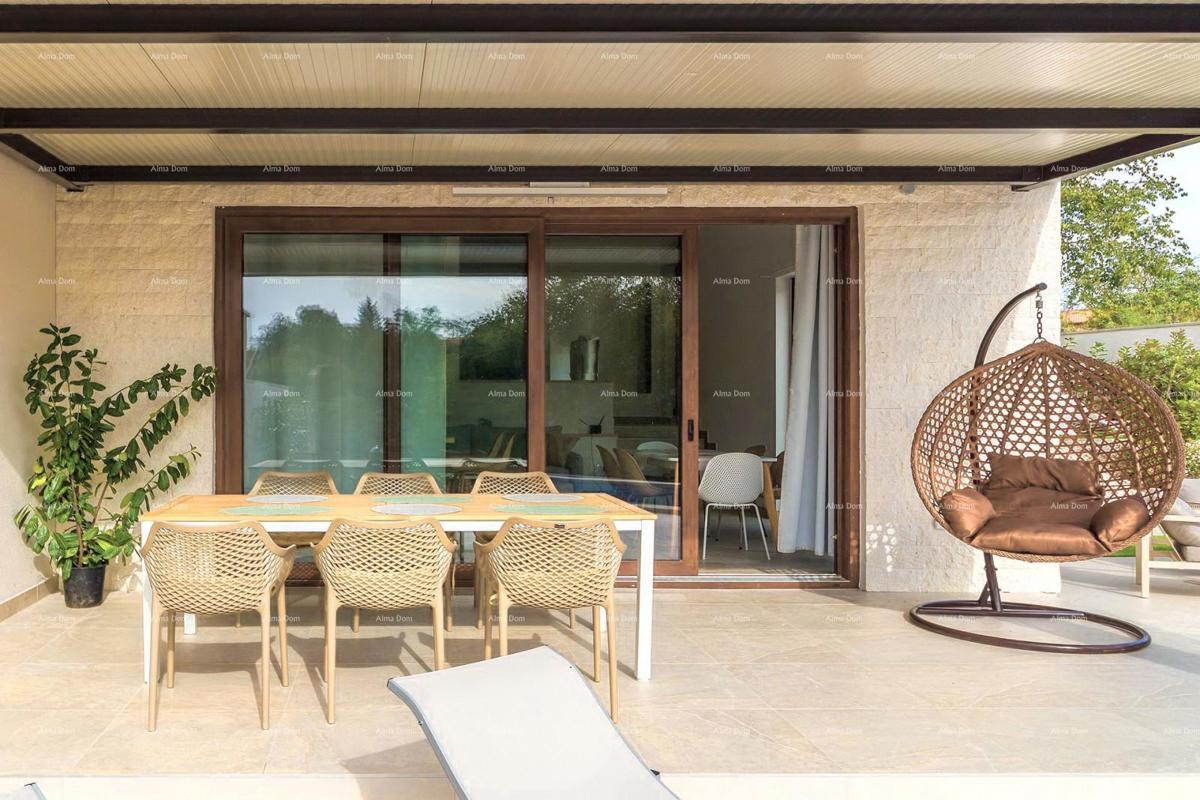 Moderna bifamiliare con piscina nella tranquilla Svetvinčento, ideale per vacanze o affitto!