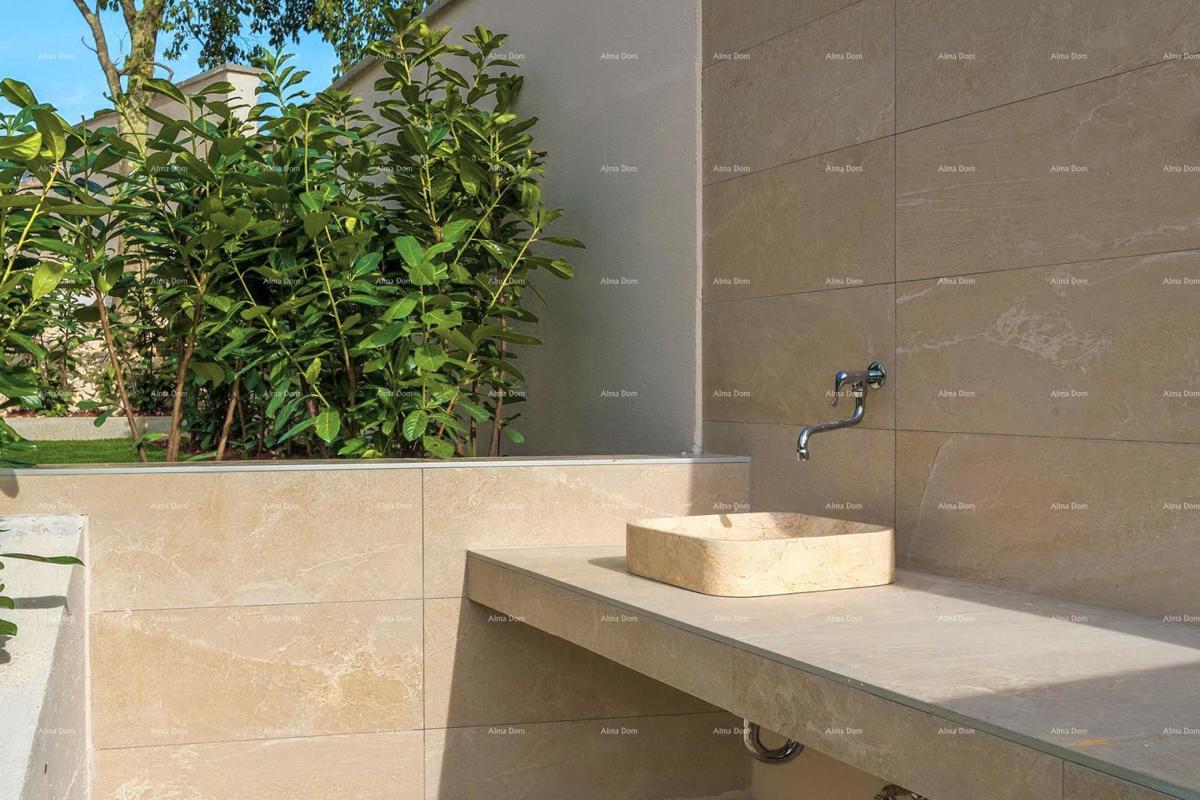 Moderna bifamiliare con piscina nella tranquilla Svetvinčento, ideale per vacanze o affitto!