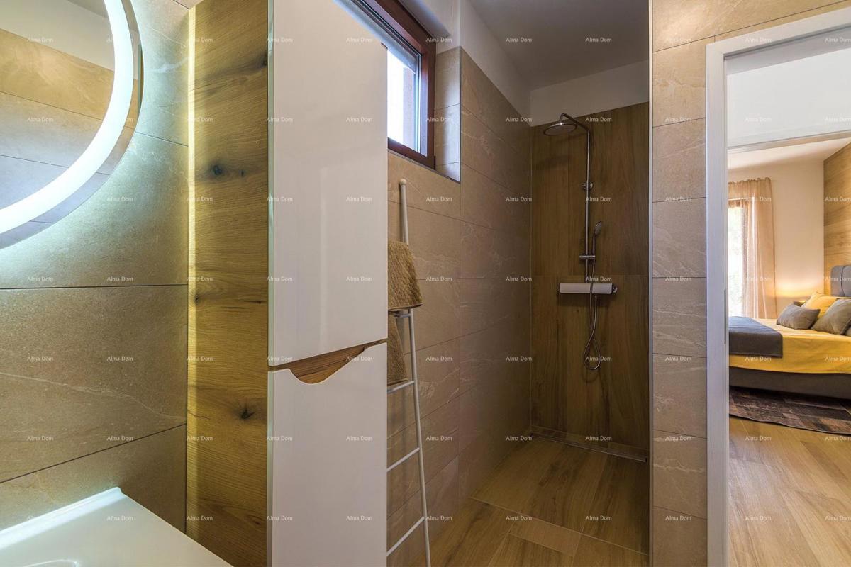 Moderna bifamiliare con piscina nella tranquilla Svetvinčento, ideale per vacanze o affitto!