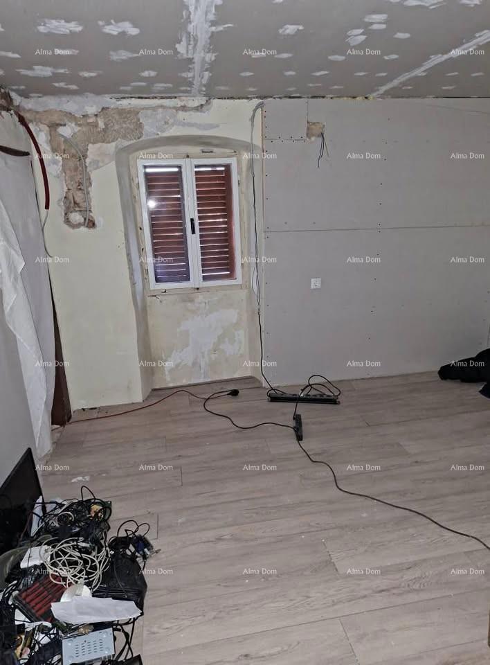 Antica casa in pietra con giardino, vicino a Pazin