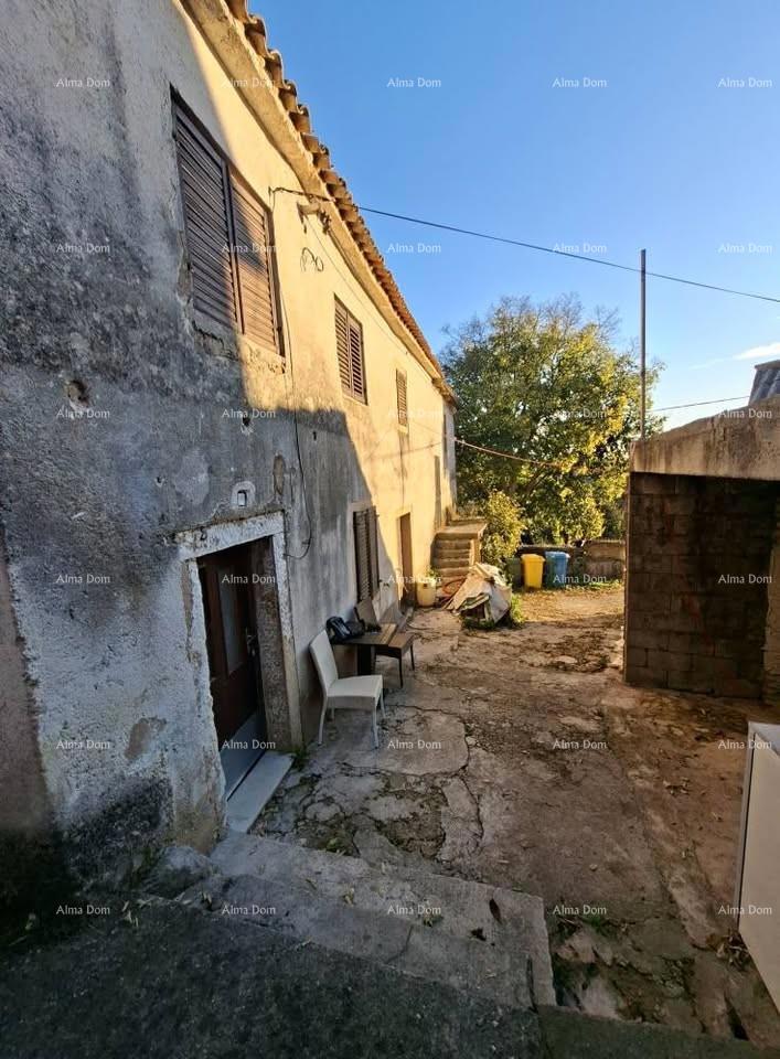 Antica casa in pietra con giardino, vicino a Pazin