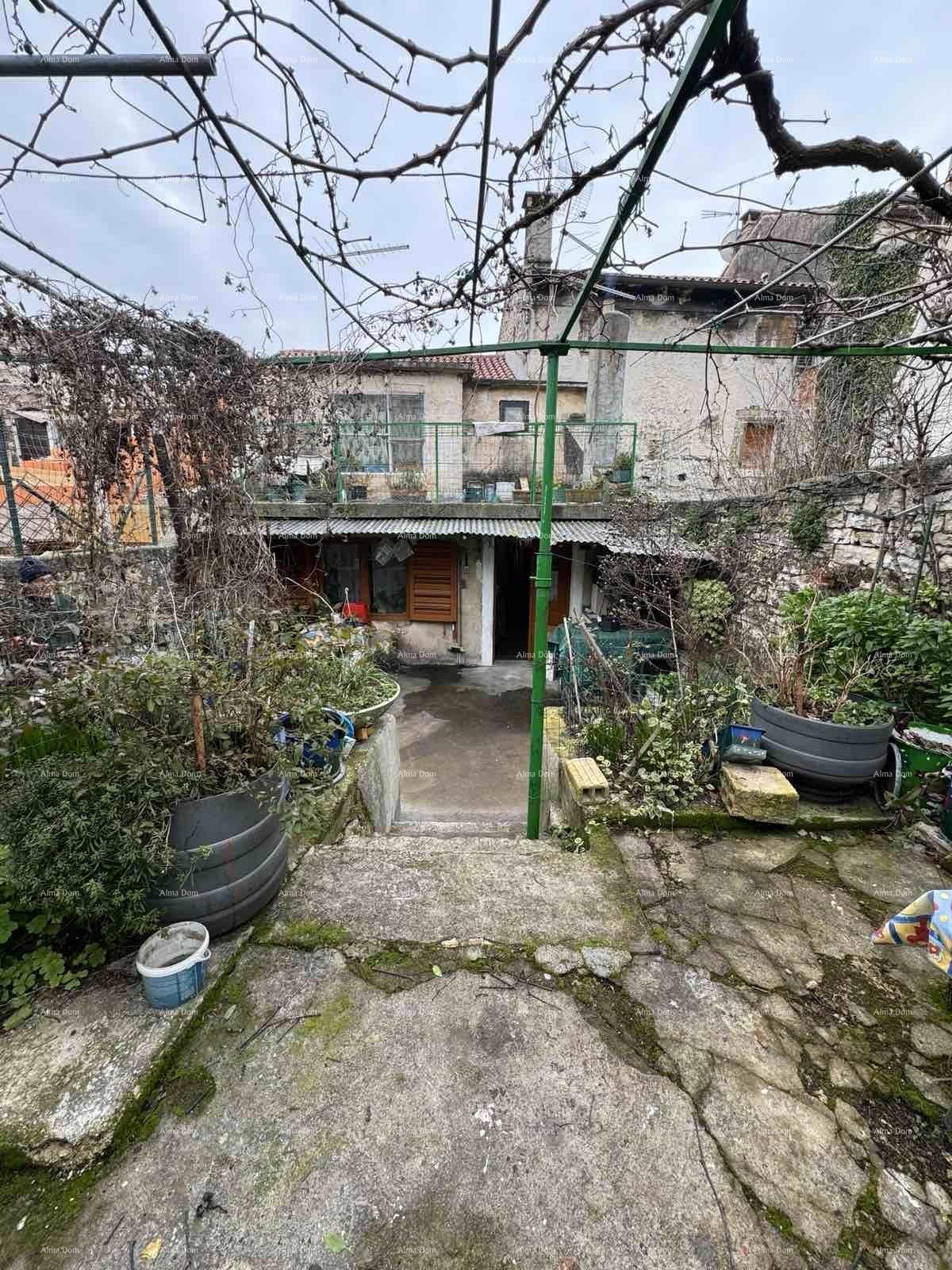 Vendita di una casa con cortile nelle immediate vicinanze del centro, Buie!