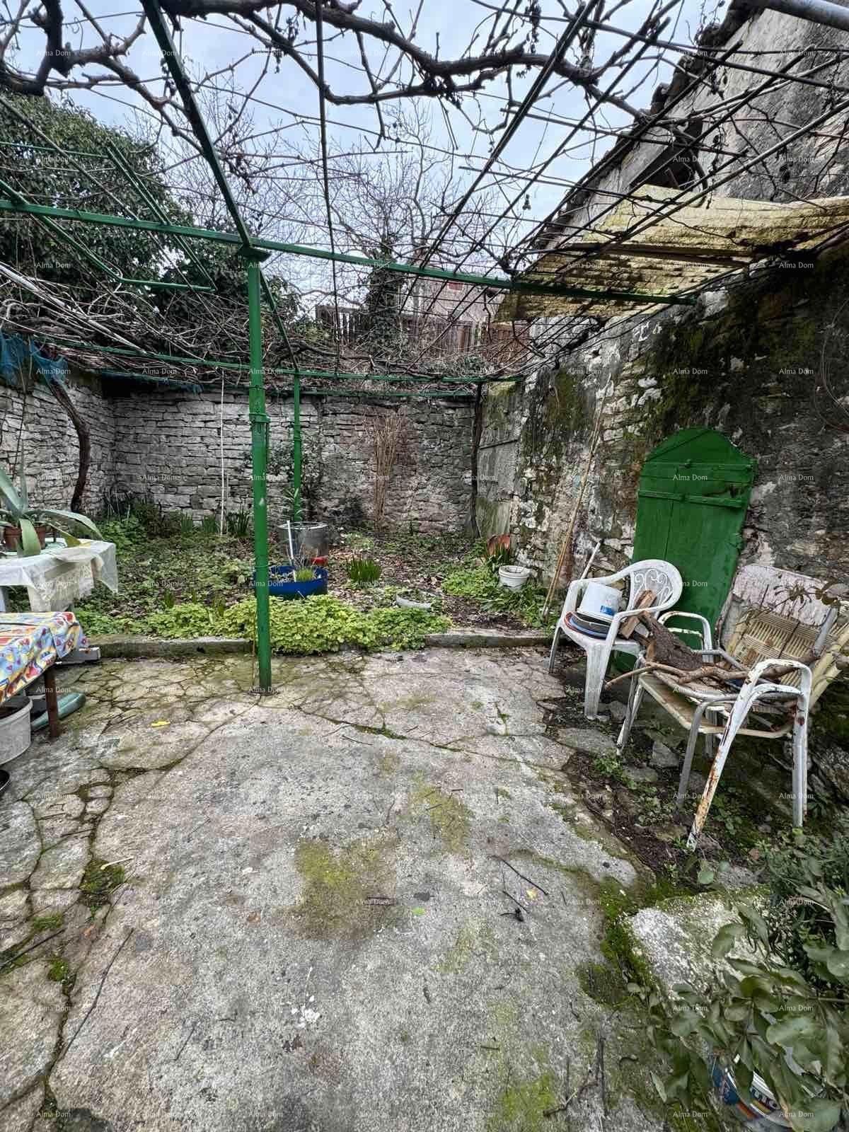 Vendita di una casa con cortile nelle immediate vicinanze del centro, Buie!