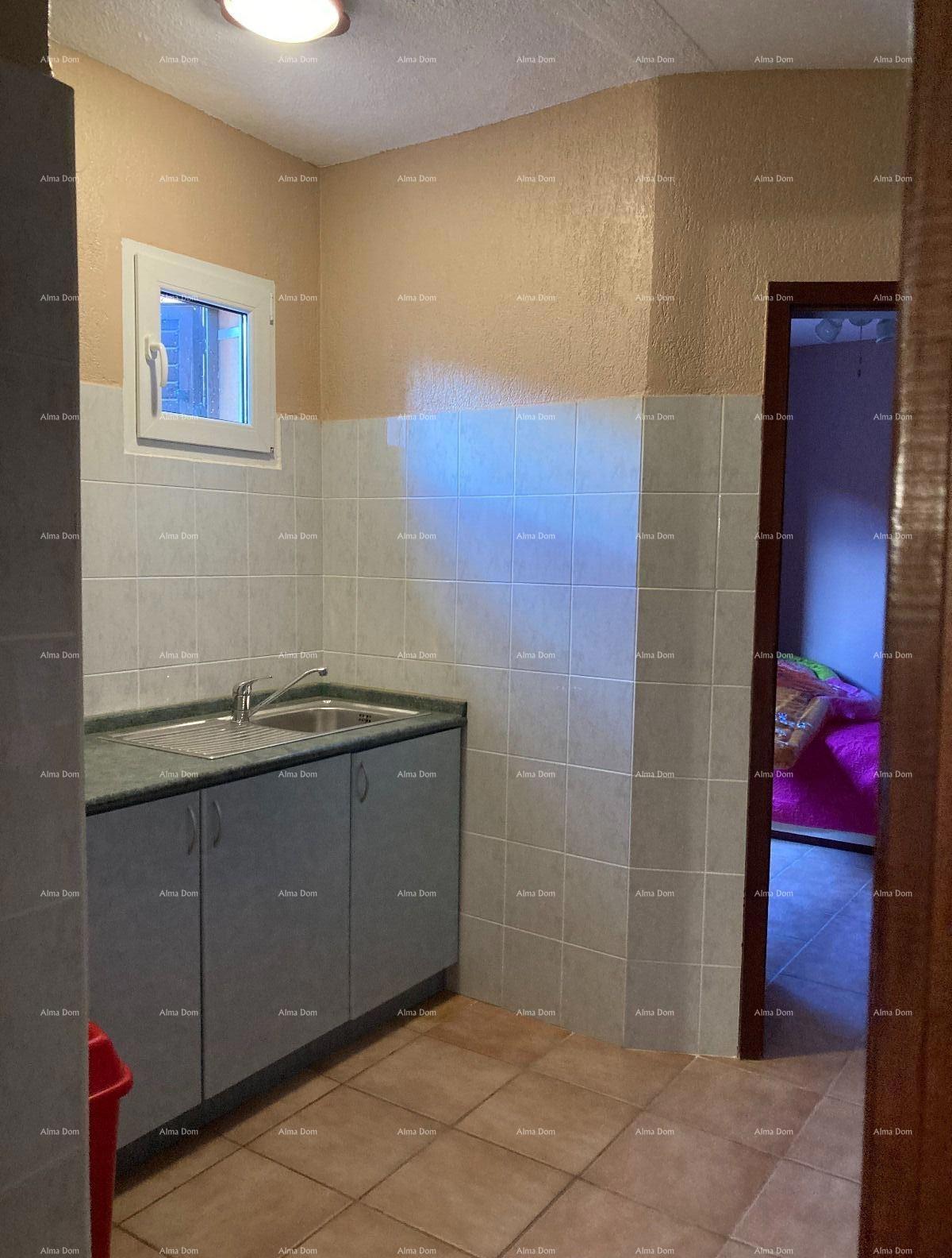 Vendita - Prima fila al mare! Moderna, spaziosa casa con 4 appartamenti separati, garage e ormeggio, Rogoznica.