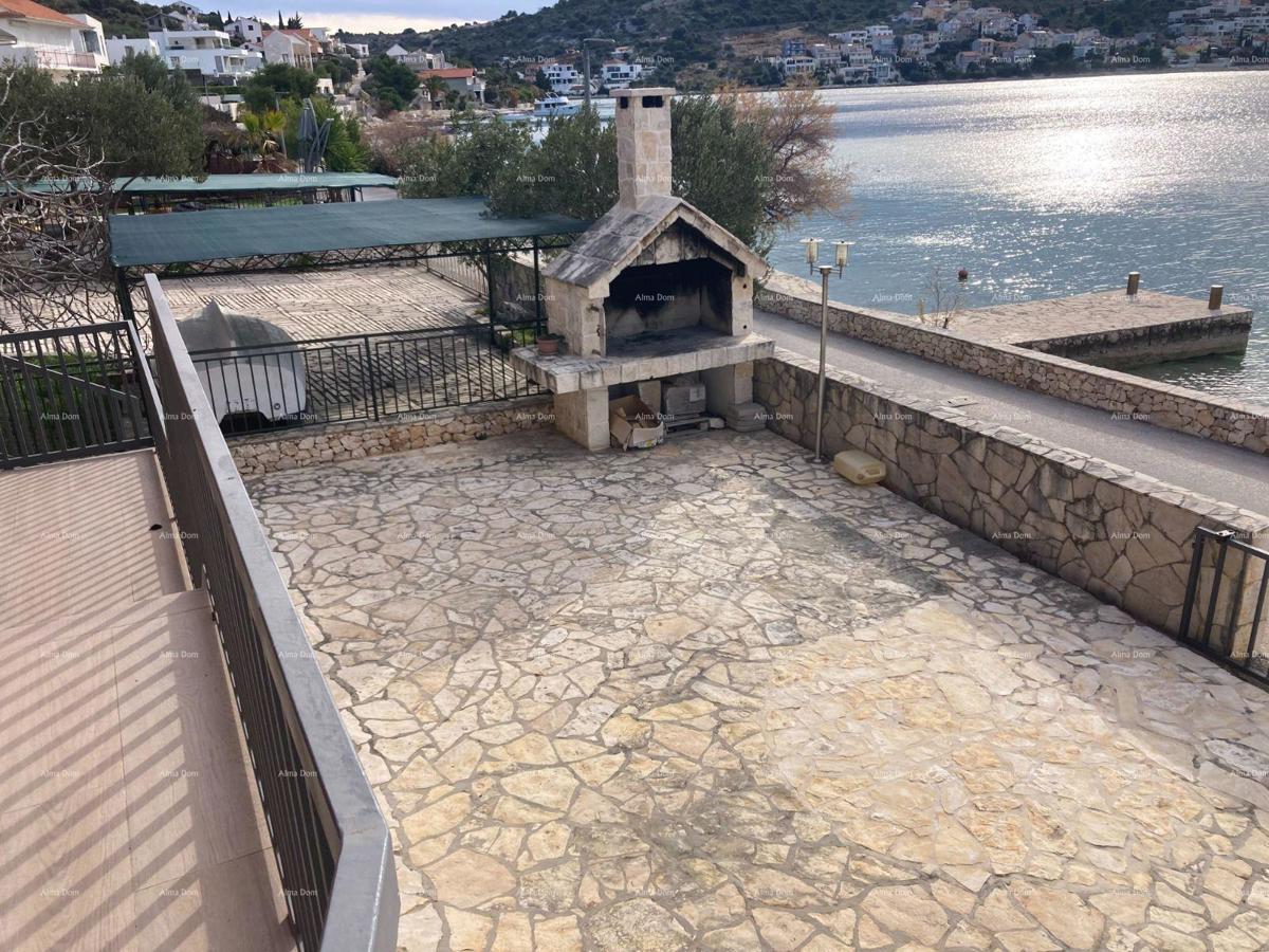 Vendita - Prima fila al mare! Moderna, spaziosa casa con 4 appartamenti separati, garage e ormeggio, Rogoznica.