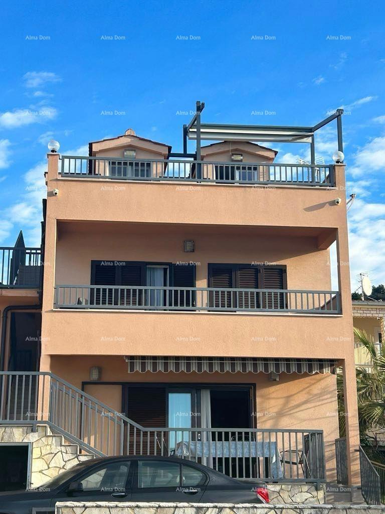 Vendita - Prima fila al mare! Moderna, spaziosa casa con 4 appartamenti separati, garage e ormeggio, Rogoznica.