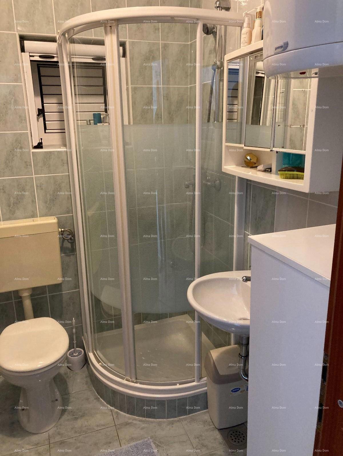 Vendita - Prima fila al mare! Moderna, spaziosa casa con 4 appartamenti separati, garage e ormeggio, Rogoznica.