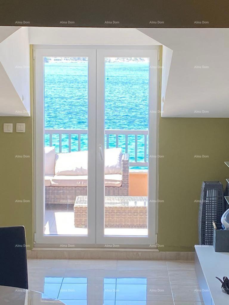 Vendita - Prima fila al mare! Moderna, spaziosa casa con 4 appartamenti separati, garage e ormeggio, Rogoznica.