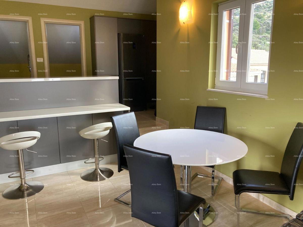 Vendita - Prima fila al mare! Moderna, spaziosa casa con 4 appartamenti separati, garage e ormeggio, Rogoznica.