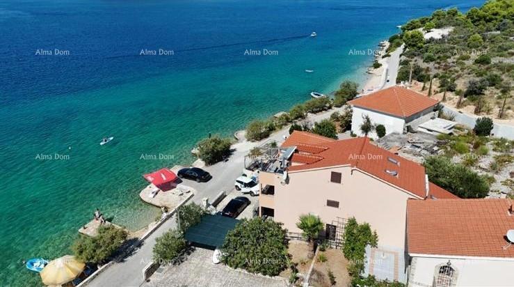 Vendita - Prima fila al mare! Moderna, spaziosa casa con 4 appartamenti separati, garage e ormeggio, Rogoznica.