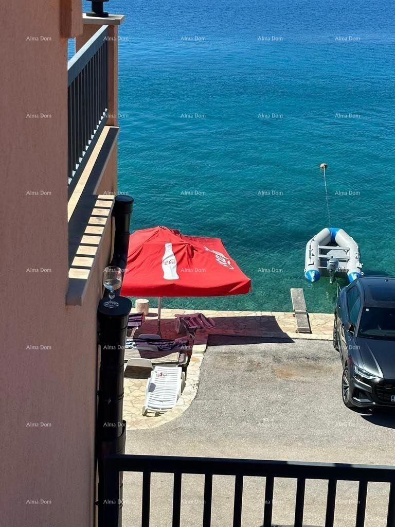 Vendita - Prima fila al mare! Moderna, spaziosa casa con 4 appartamenti separati, garage e ormeggio, Rogoznica.