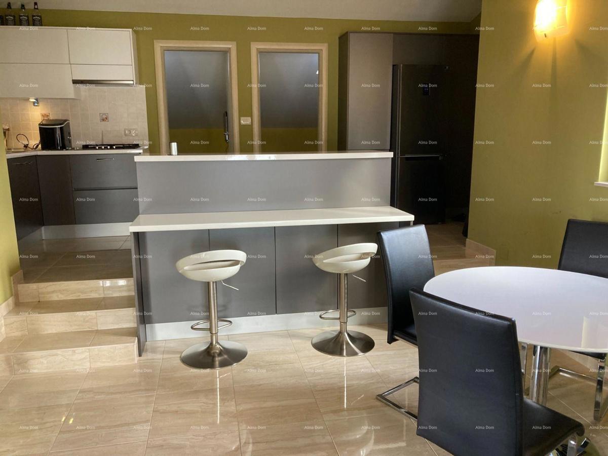 Vendita - Prima fila al mare! Moderna, spaziosa casa con 4 appartamenti separati, garage e ormeggio, Rogoznica.