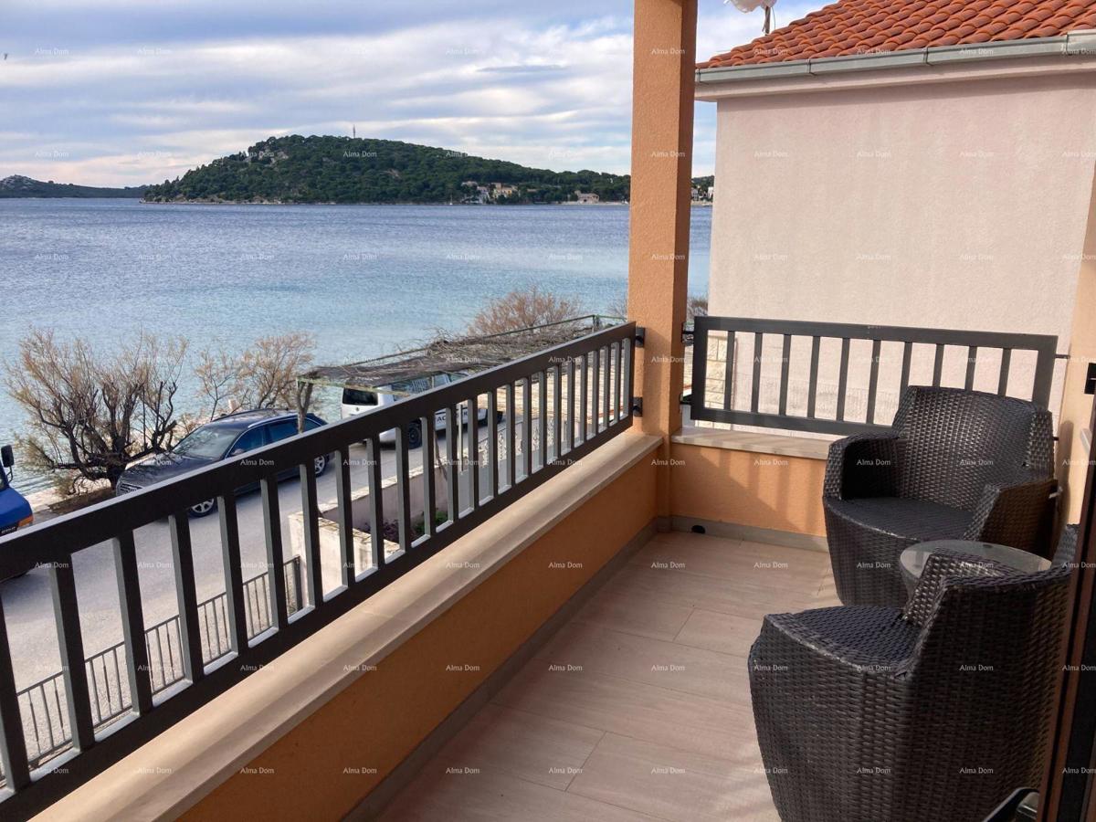 Vendita - Prima fila al mare! Moderna, spaziosa casa con 4 appartamenti separati, garage e ormeggio, Rogoznica.