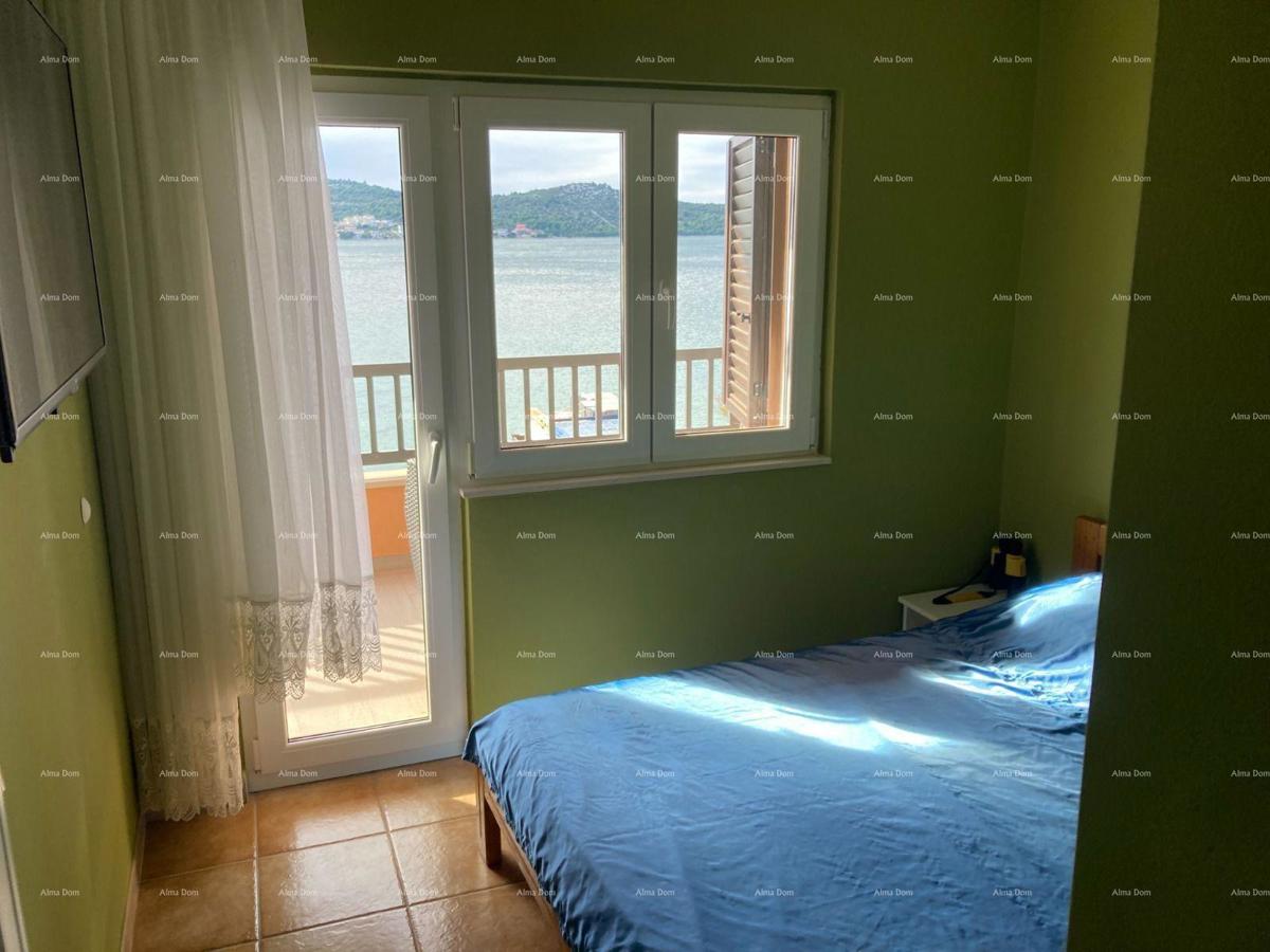 Vendita - Prima fila al mare! Moderna, spaziosa casa con 4 appartamenti separati, garage e ormeggio, Rogoznica.