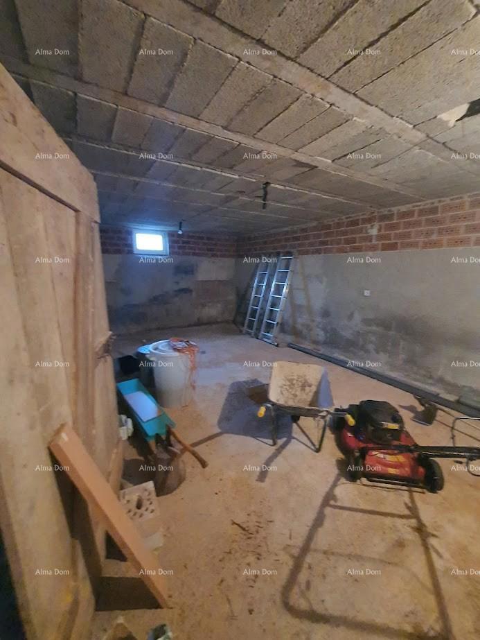 Casa familiare con garage, cantina e possibilità di acquisto di terreno aggiuntivo – 30 min da Pola