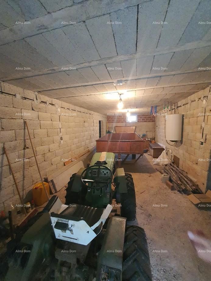 Casa familiare con garage, cantina e possibilità di acquisto di terreno aggiuntivo – 30 min da Pola