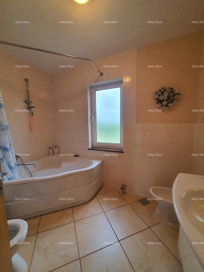 Casa familiare con garage, cantina e possibilità di acquisto di terreno aggiuntivo – 30 min da Pola