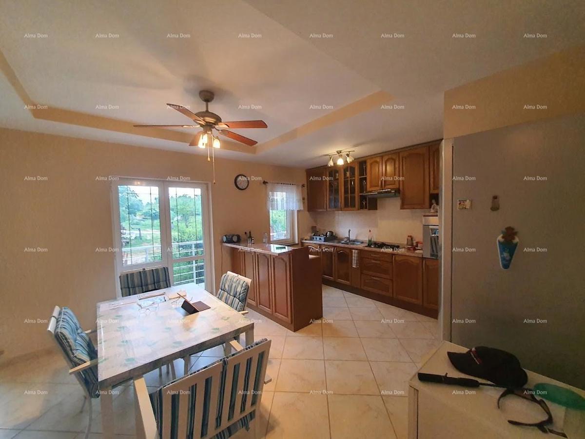 Casa familiare con garage, cantina e possibilità di acquisto di terreno aggiuntivo – 30 min da Pola