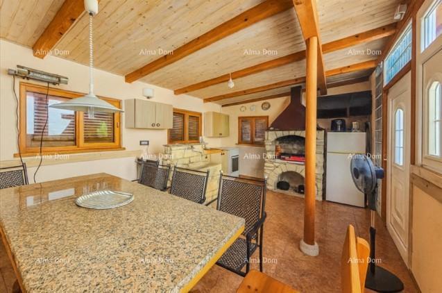 In vendita casa con terreno edificabile, a 200 m dalla spiaggia – Umago/Savudria