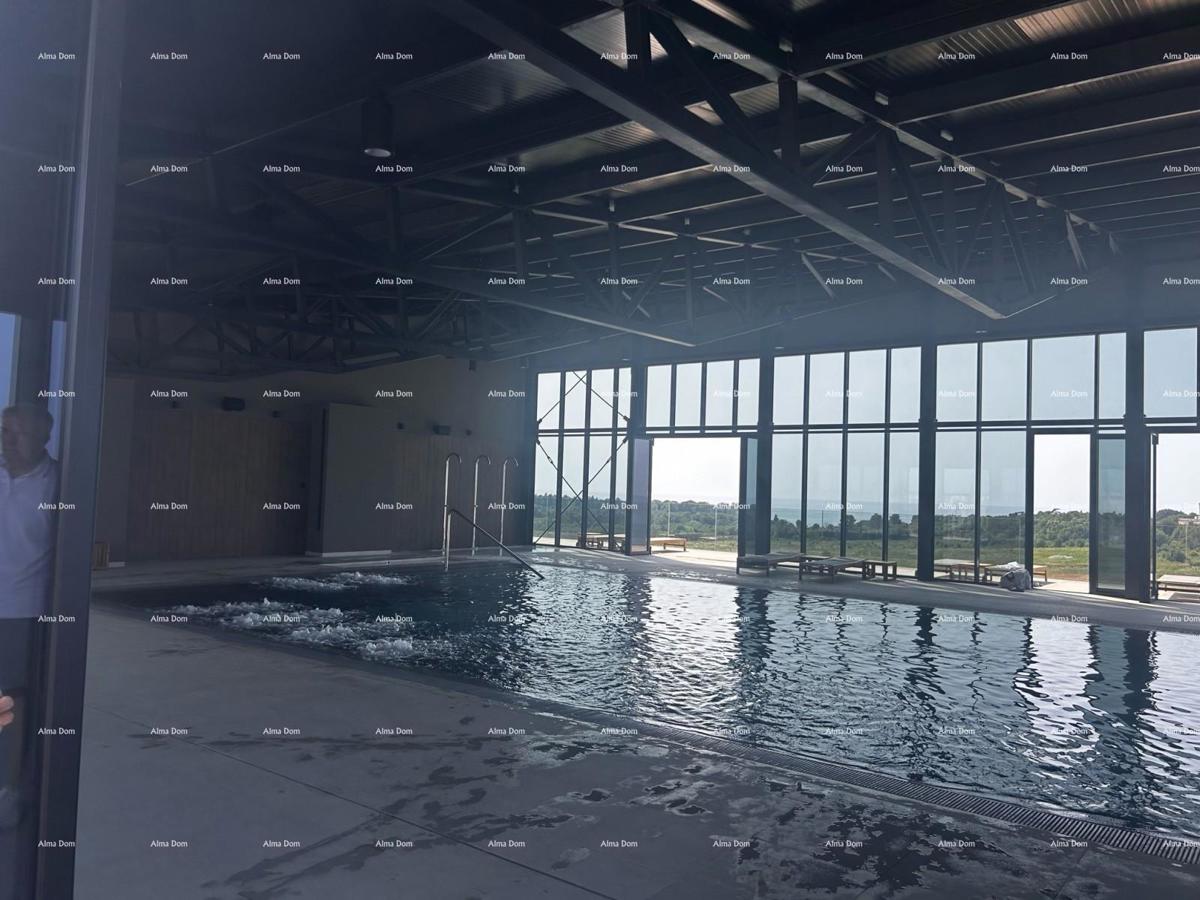 Lussuoso resort con piscina infinity sul tetto! Vendita di appartamento con vista mare e posto auto! Umago!