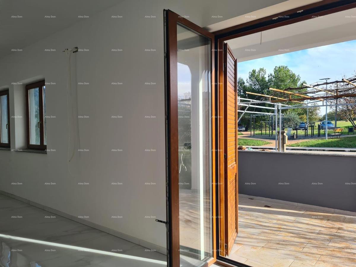 Poreč – ampio appartamento al piano terra con giardino