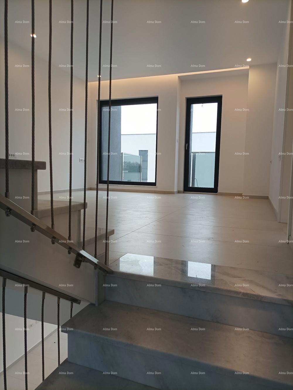 Moderna villa per le vacanze in un complesso chiuso con ville sulla costa del mare.