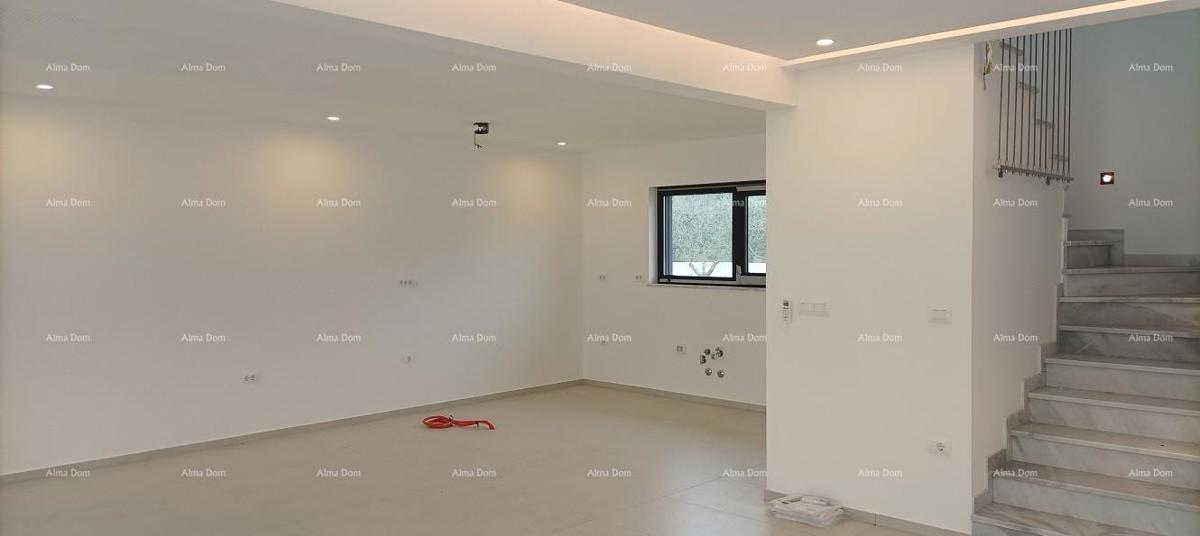 Moderna villa per le vacanze in un complesso chiuso con ville sulla costa del mare.