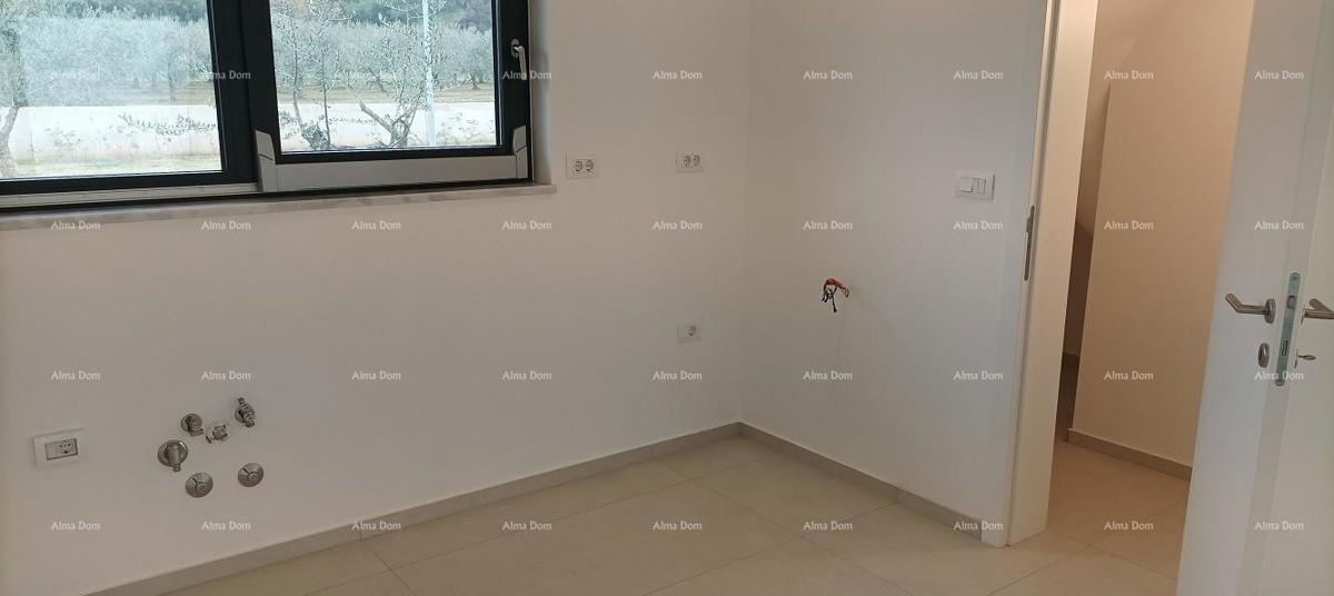 Moderna villa per le vacanze in un complesso chiuso con ville sulla costa del mare.