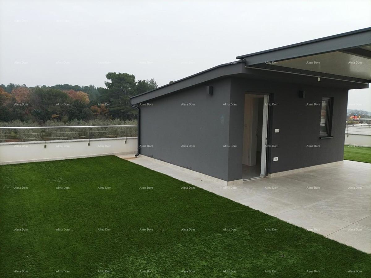 Moderna villa per le vacanze in un complesso chiuso con ville sulla costa del mare.