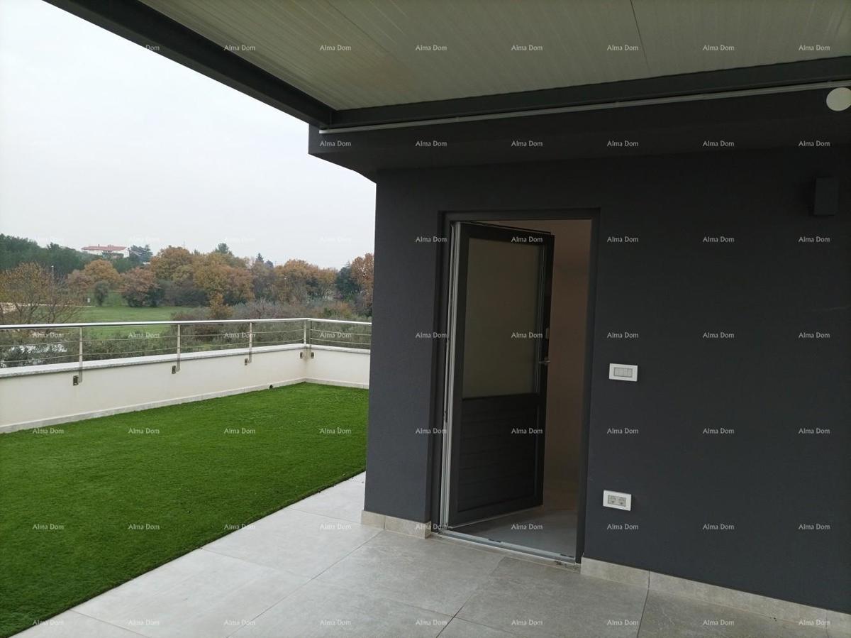 Moderna villa per le vacanze in un complesso chiuso con ville sulla costa del mare.