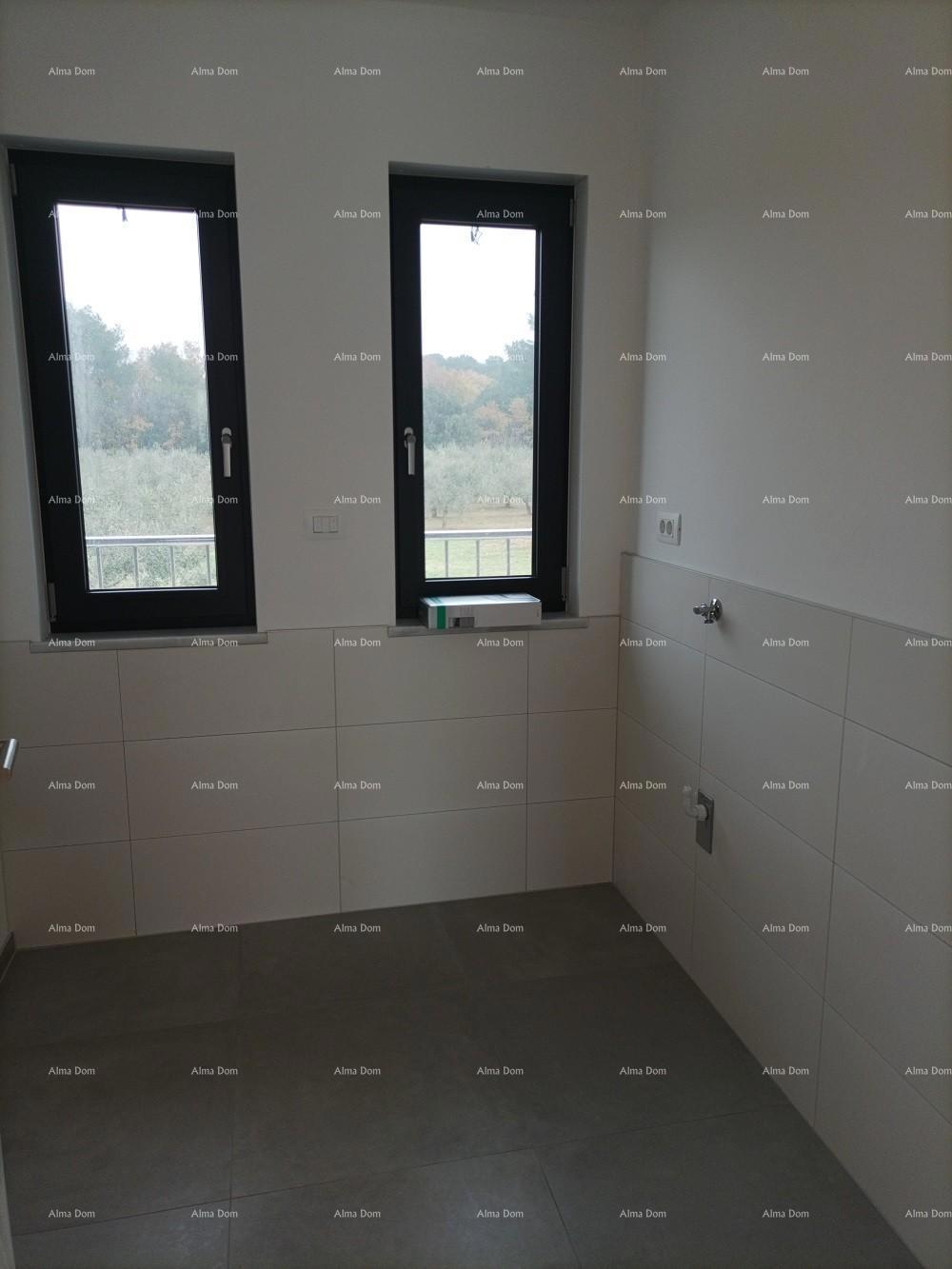 Moderna villa per le vacanze in un complesso chiuso con ville sulla costa del mare.