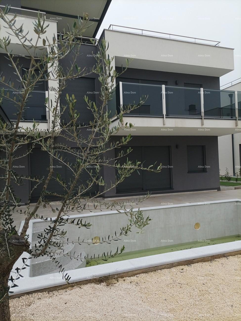 Moderna villa per le vacanze in un complesso chiuso con ville sulla costa del mare.