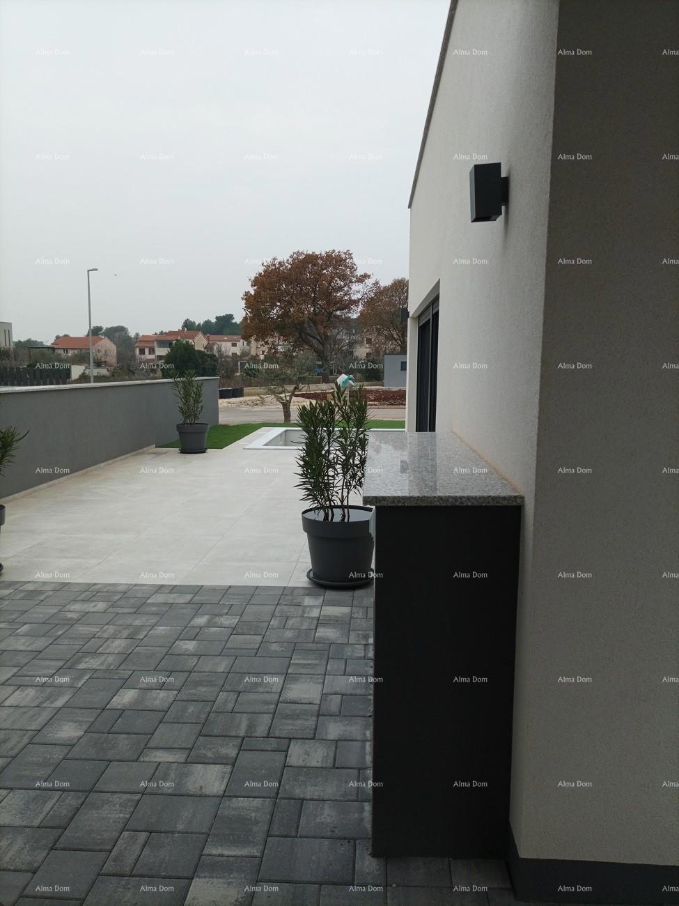 Moderna villa per le vacanze in un complesso chiuso con ville sulla costa del mare.