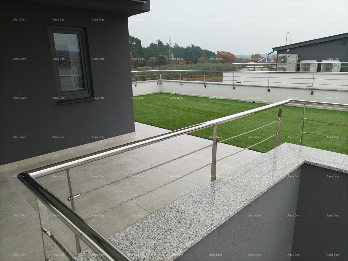 Moderna villa per le vacanze in un complesso chiuso con ville sulla costa del mare.