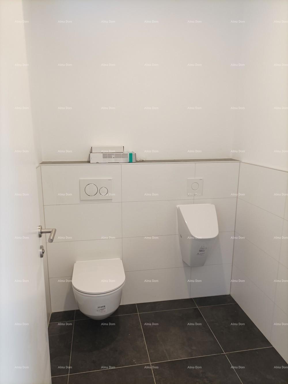 Moderna villa per le vacanze in un complesso chiuso con ville sulla costa del mare.