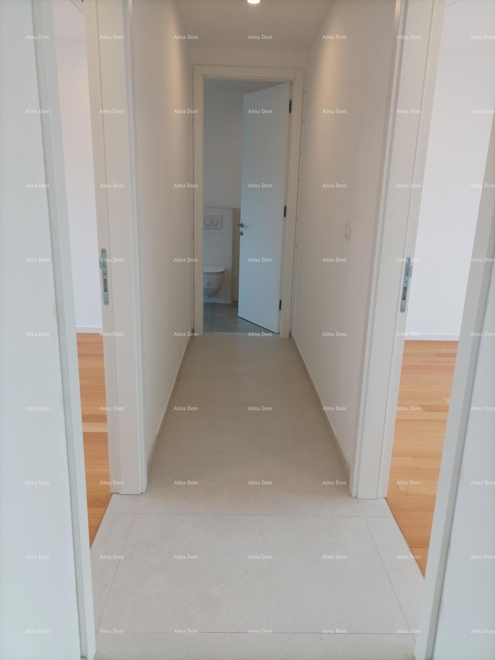 Moderna villa per le vacanze in un complesso chiuso con ville sulla costa del mare.