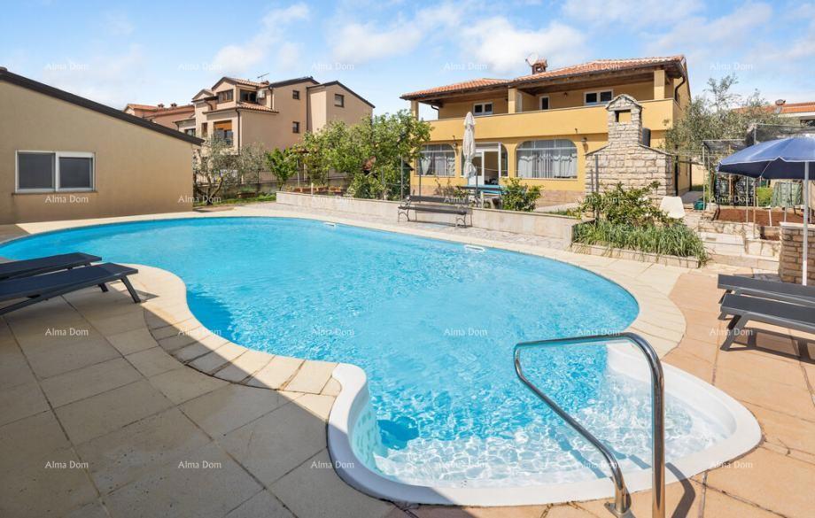 Okolica Poreča – casa, 300 m2, con due appartamenti e piscina