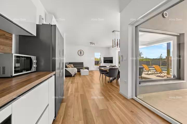 Pomer. Nuova villa indipendente con piscina.