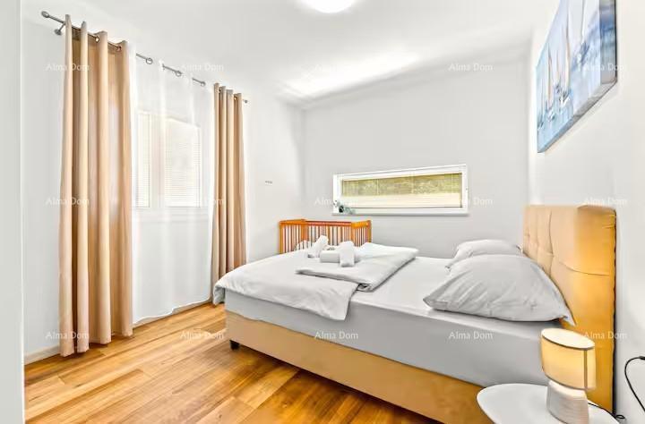 Pomer. Nuova villa indipendente con piscina.