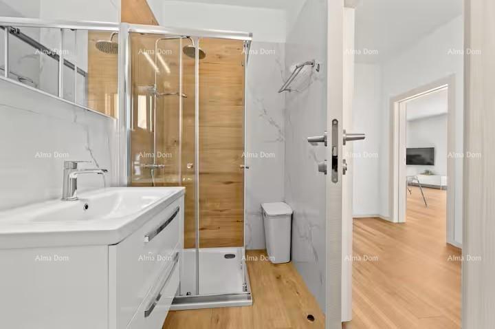 Pomer. Nuova villa indipendente con piscina.